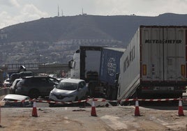 Socavón en el by-pass, donde quedaron atrapados varios vehículos tras la crecida del barranco. Al fondo, urbanización Calicanto de Torrent.