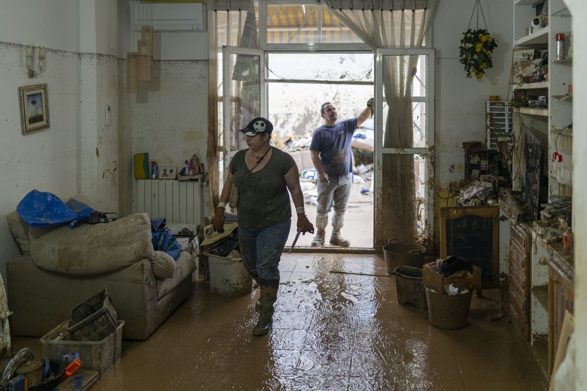 El agua destruye los recuerdos de toda una vida en las casas de miles de familias