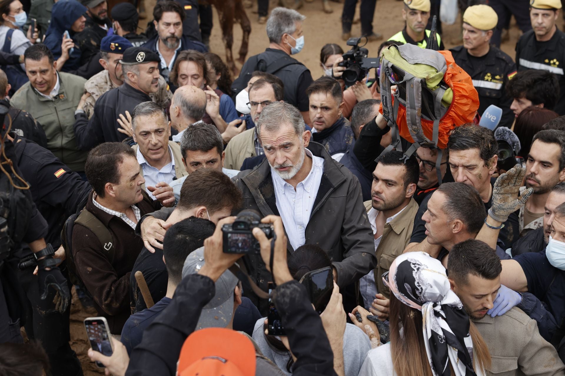 Fotos de tensión durante la visita de los Reyes, Sánchez y Mazón en Paiporta