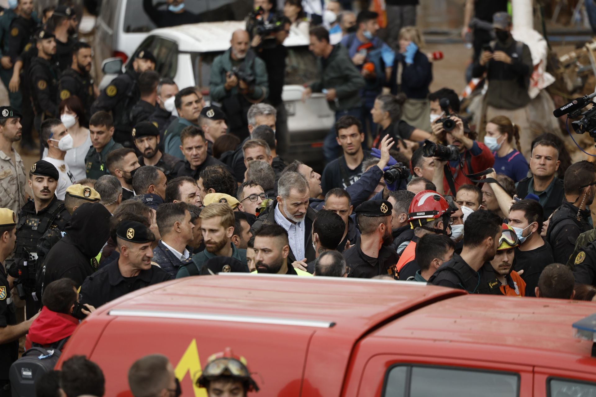 Fotos de tensión durante la visita de los Reyes, Sánchez y Mazón en Paiporta