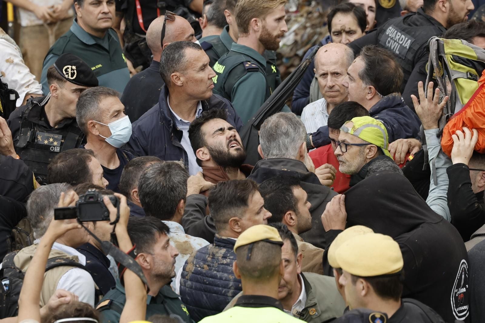 Fotos de tensión durante la visita de los Reyes, Sánchez y Mazón en Paiporta