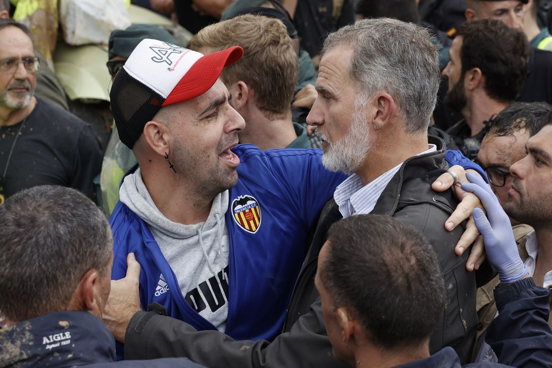 Fotos de tensión durante la visita de los Reyes, Sánchez y Mazón en Paiporta