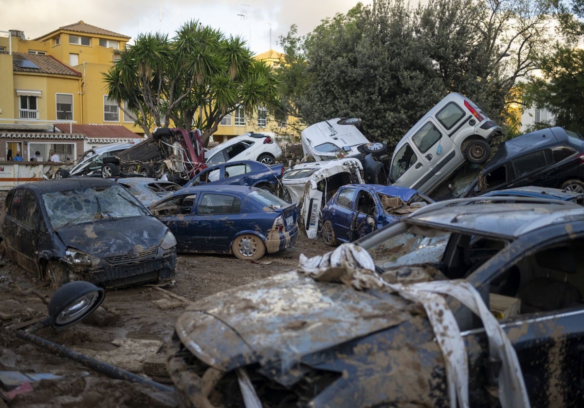 Coches apilados en Alfafar.