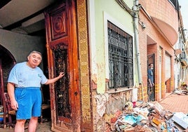 Un vecino de Aldaia en la puerta de su casa llena de barro.