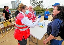 Voluntarios de Cruz Roja en uno de los puntos de asistencia sanitaria.