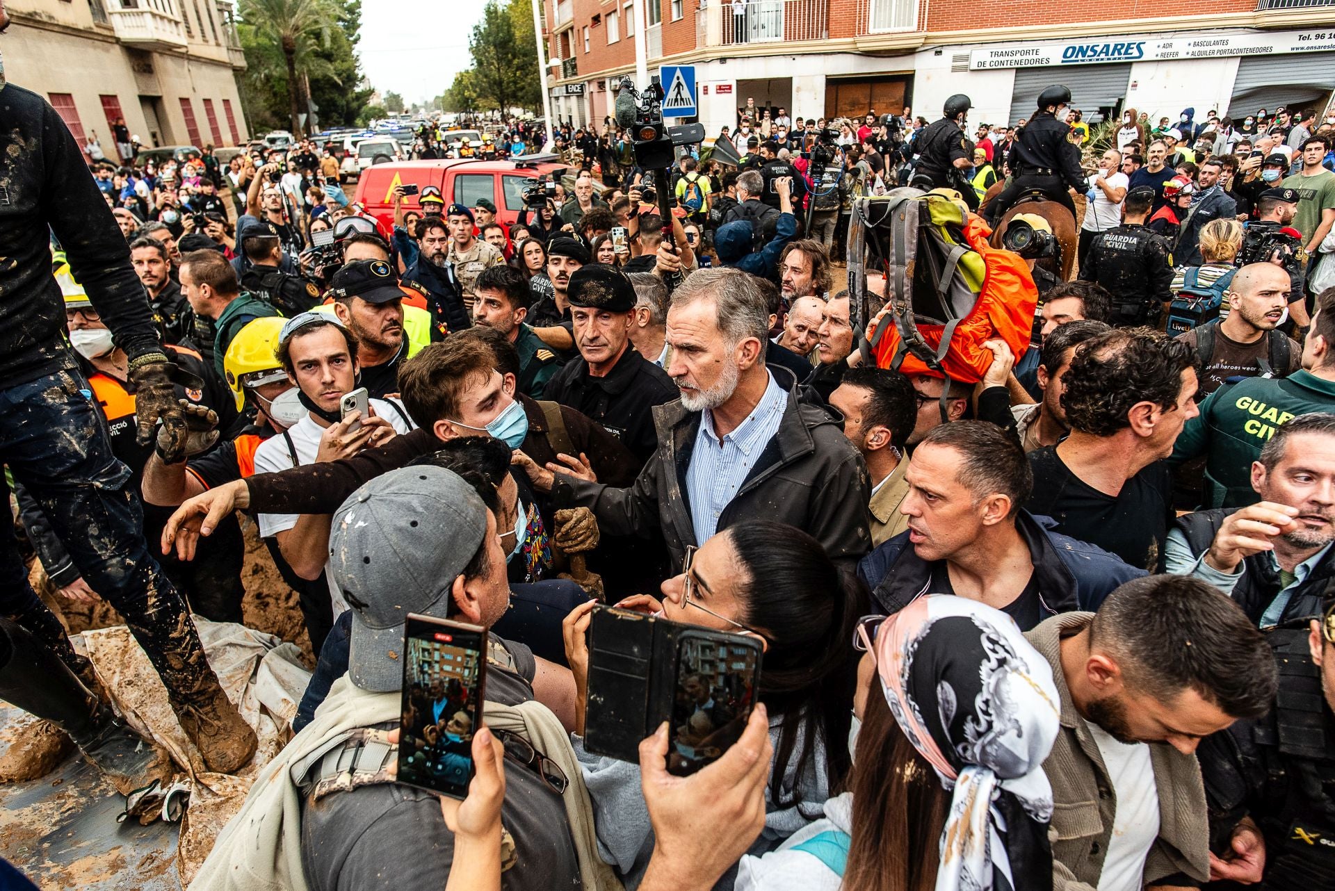 Fotos de tensión durante la visita de los Reyes, Sánchez y Mazón en Paiporta