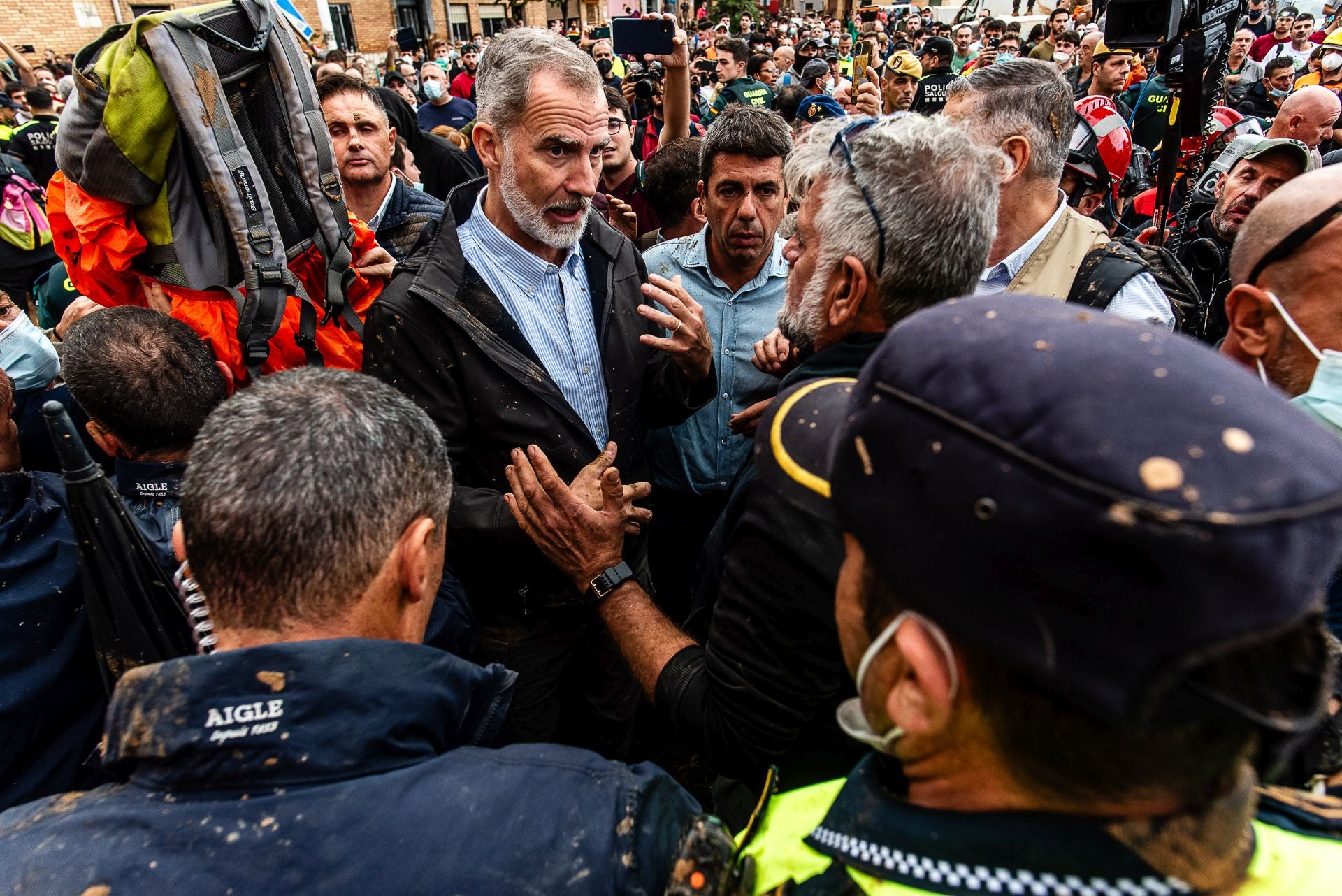 Fotos de tensión durante la visita de los Reyes, Sánchez y Mazón en Paiporta