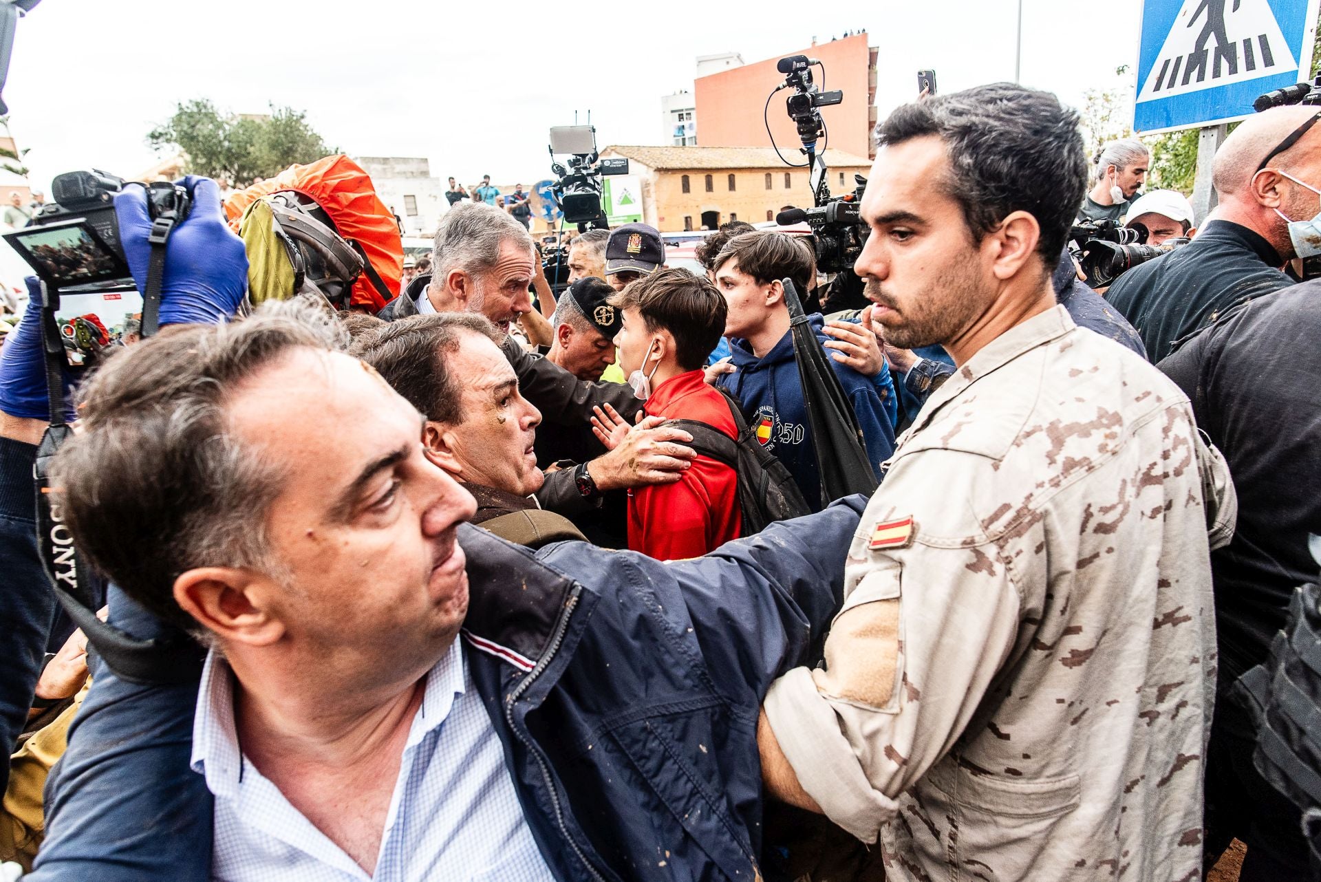 Fotos de tensión durante la visita de los Reyes, Sánchez y Mazón en Paiporta