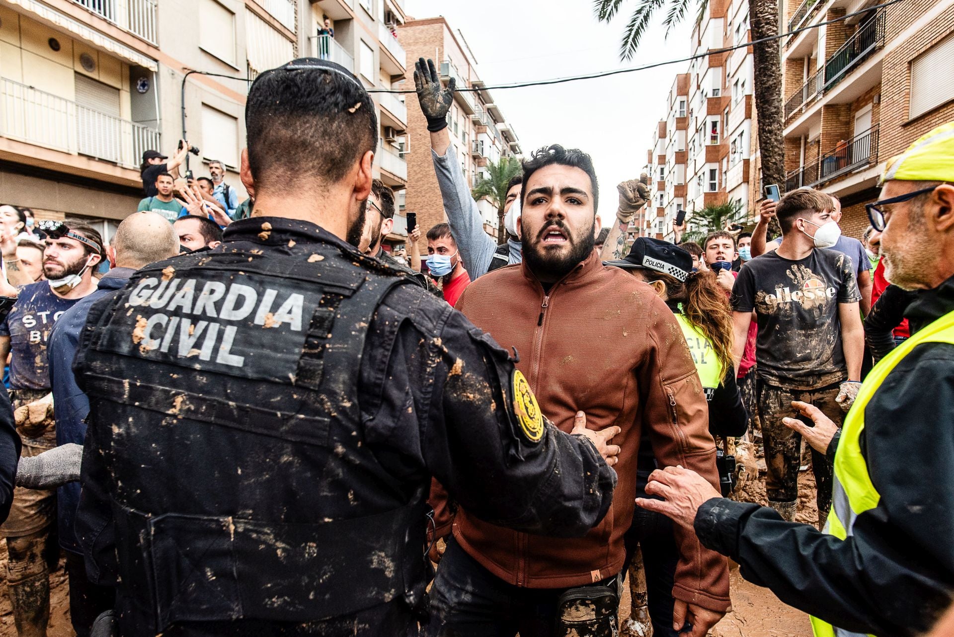 Fotos de tensión durante la visita de los Reyes, Sánchez y Mazón en Paiporta