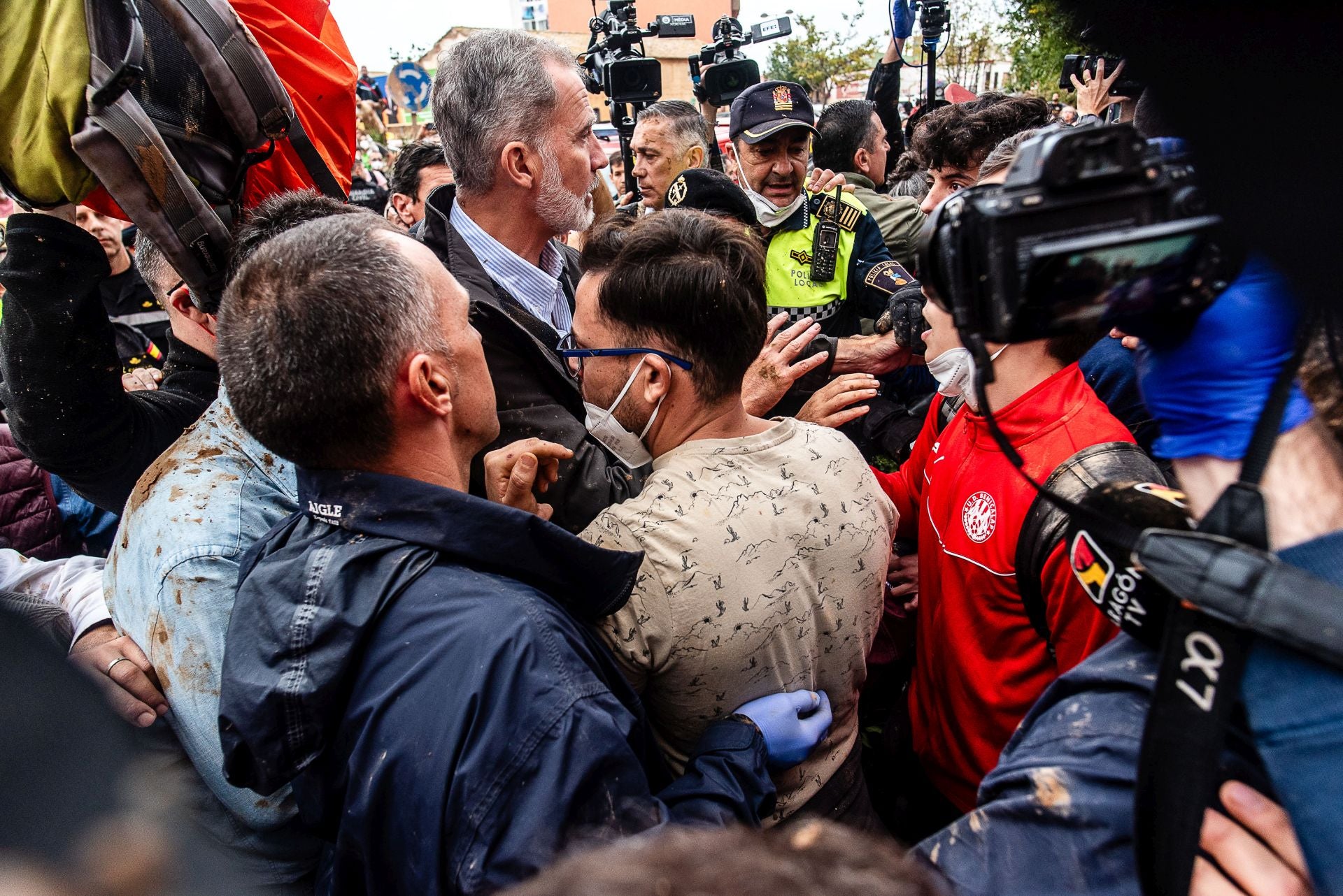 Fotos de tensión durante la visita de los Reyes, Sánchez y Mazón en Paiporta