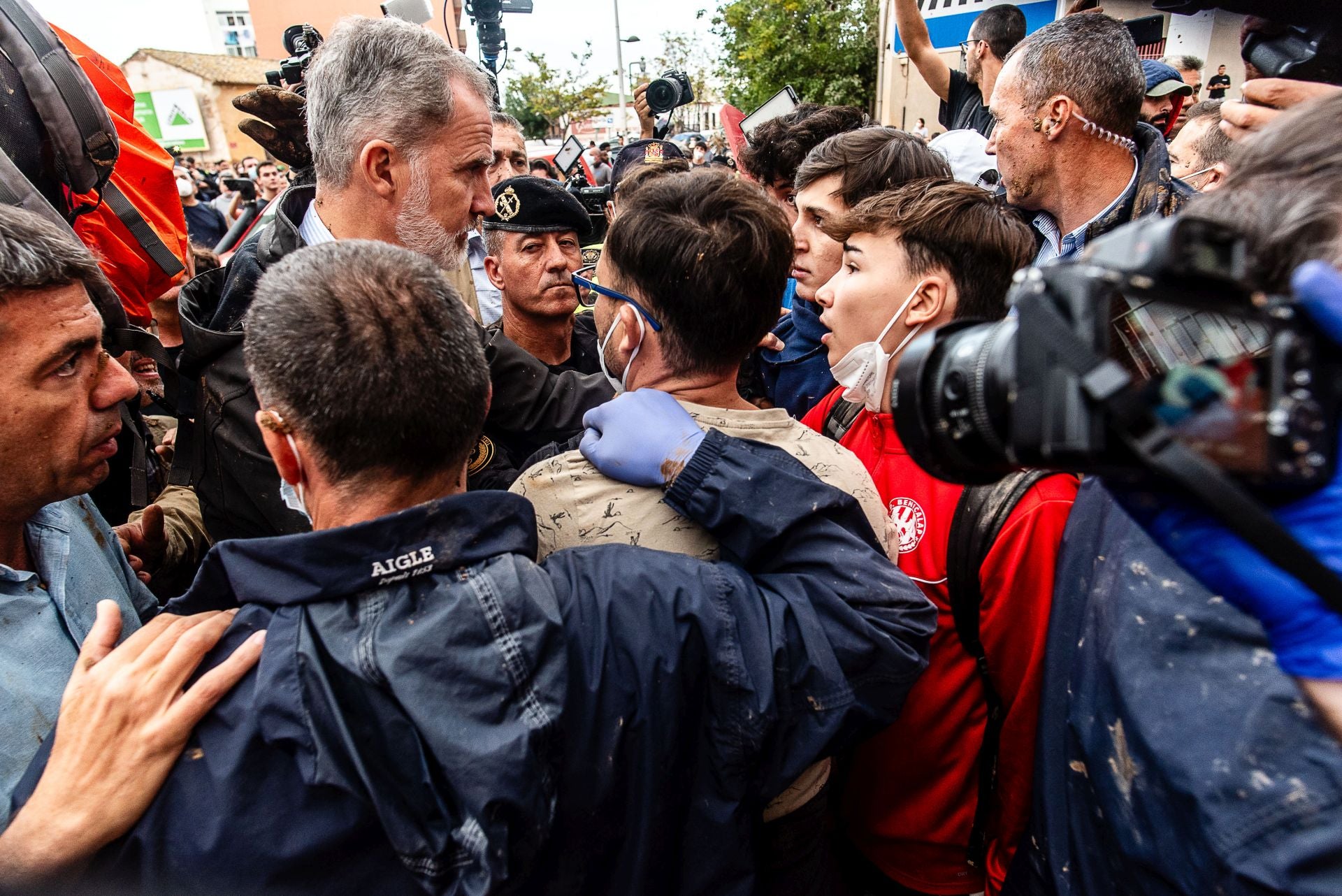 Fotos de tensión durante la visita de los Reyes, Sánchez y Mazón en Paiporta