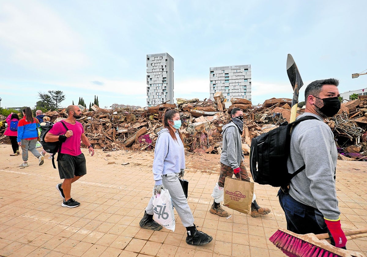 Numerosos voluntarios acuden a La Torre para colaborar en las tareas de limpieza.