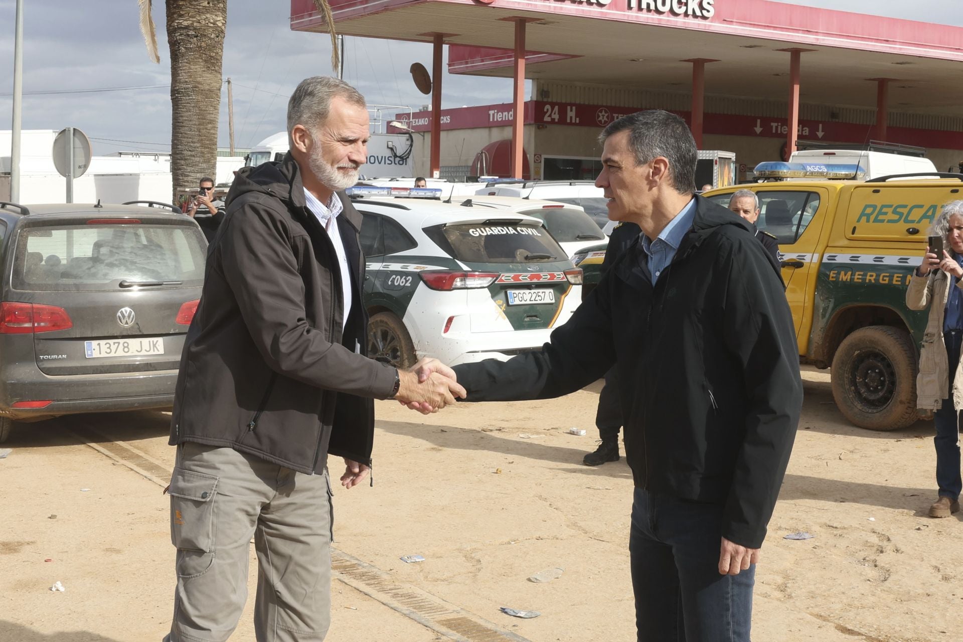 El rey Felipe saluda al presidente del Gobierno, Pedro Sánchez, durante a su llegada al puesto de mando de Valencia, este domingo.