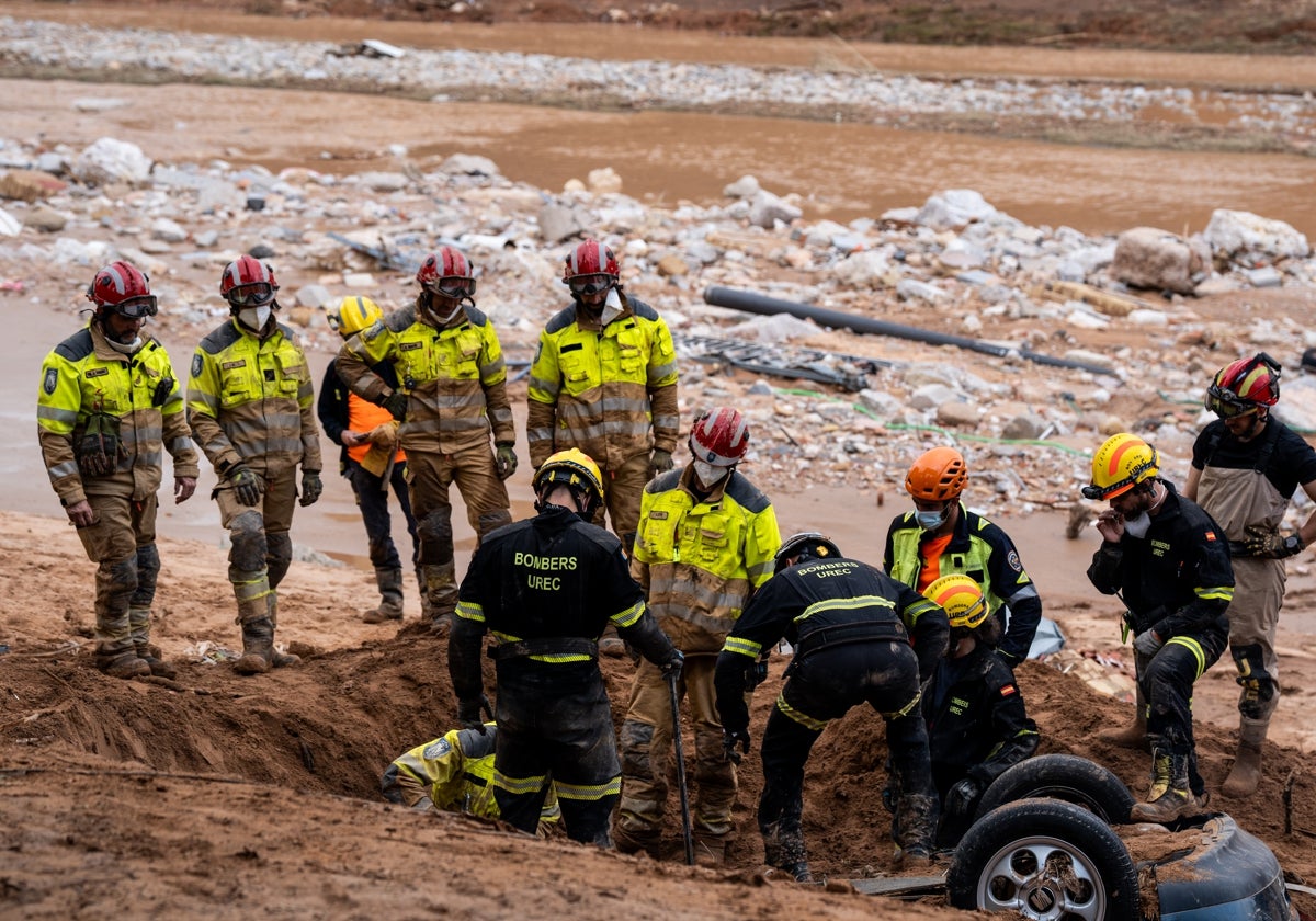 Efectivos de emergencias, en Paiporta.