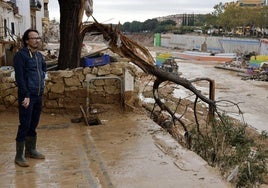 Miguel Ángel, vecino del barrio de Vistabella, junto al barranco donde han desaparecido cuatro de los cinco puentes.