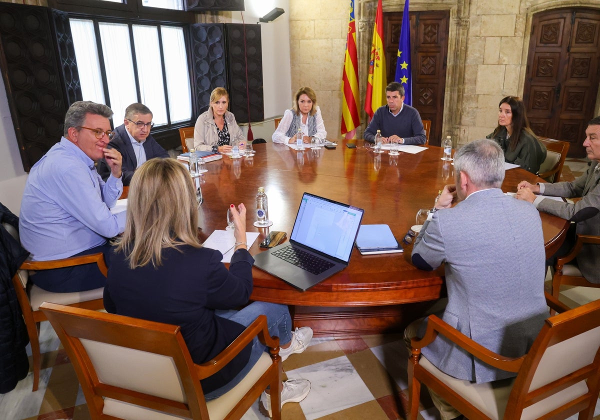 Mazón reunido este lunes en el Palau con sus consellers.