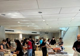 Voluntarios trabajan en la sede de la World Central Kitchen, instalada en el CdT de Valencia.