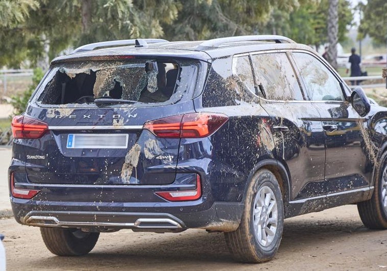 El coche destrozado de la comitiva de Pedro Sánchez.