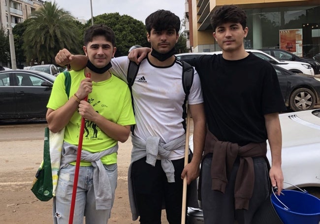 Guille, Álvaro y Javier, tres estudiantes manchegos a las puertas de Aldaia.