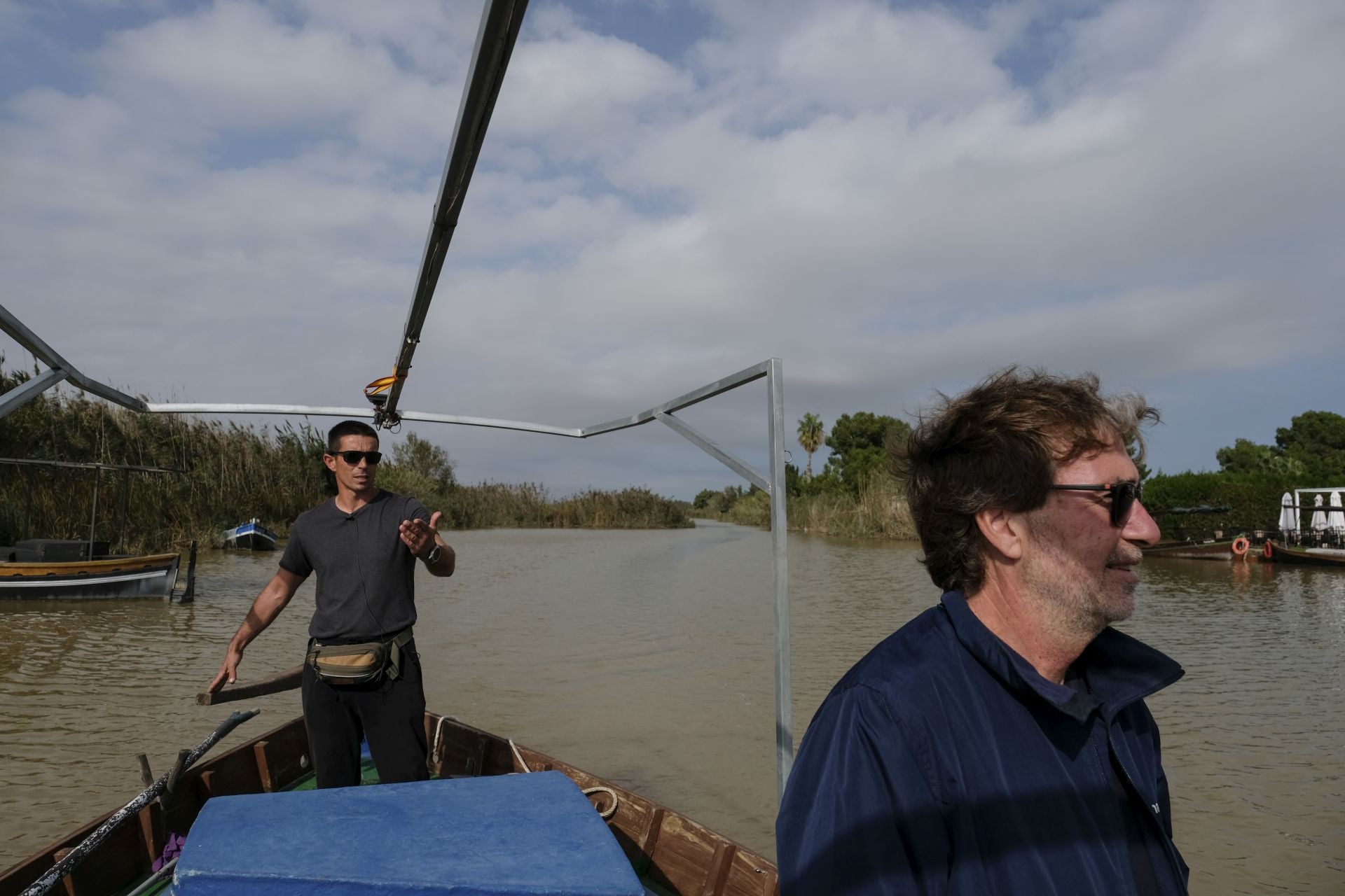 Pescadores y barqueros ayudan a peinar La Albufera en busca de cadáveres