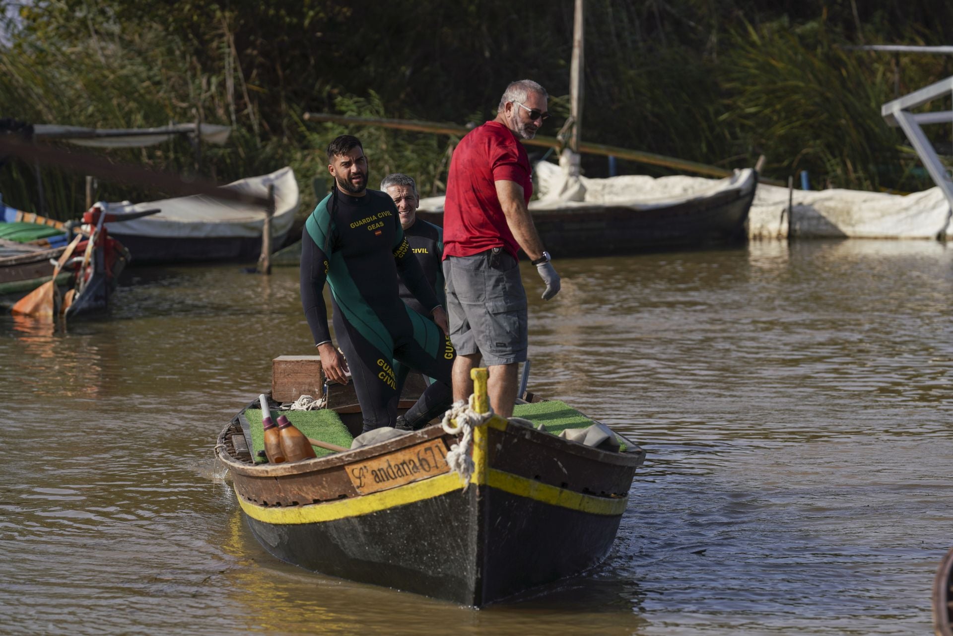 Pescadores y barqueros ayudan a peinar La Albufera en busca de cadáveres