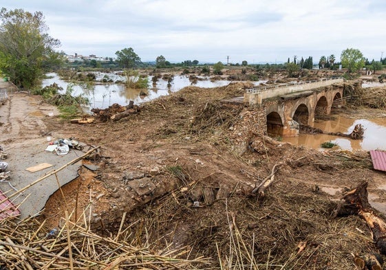 Puente derribado por la fuerza del agua en Ribarroja.