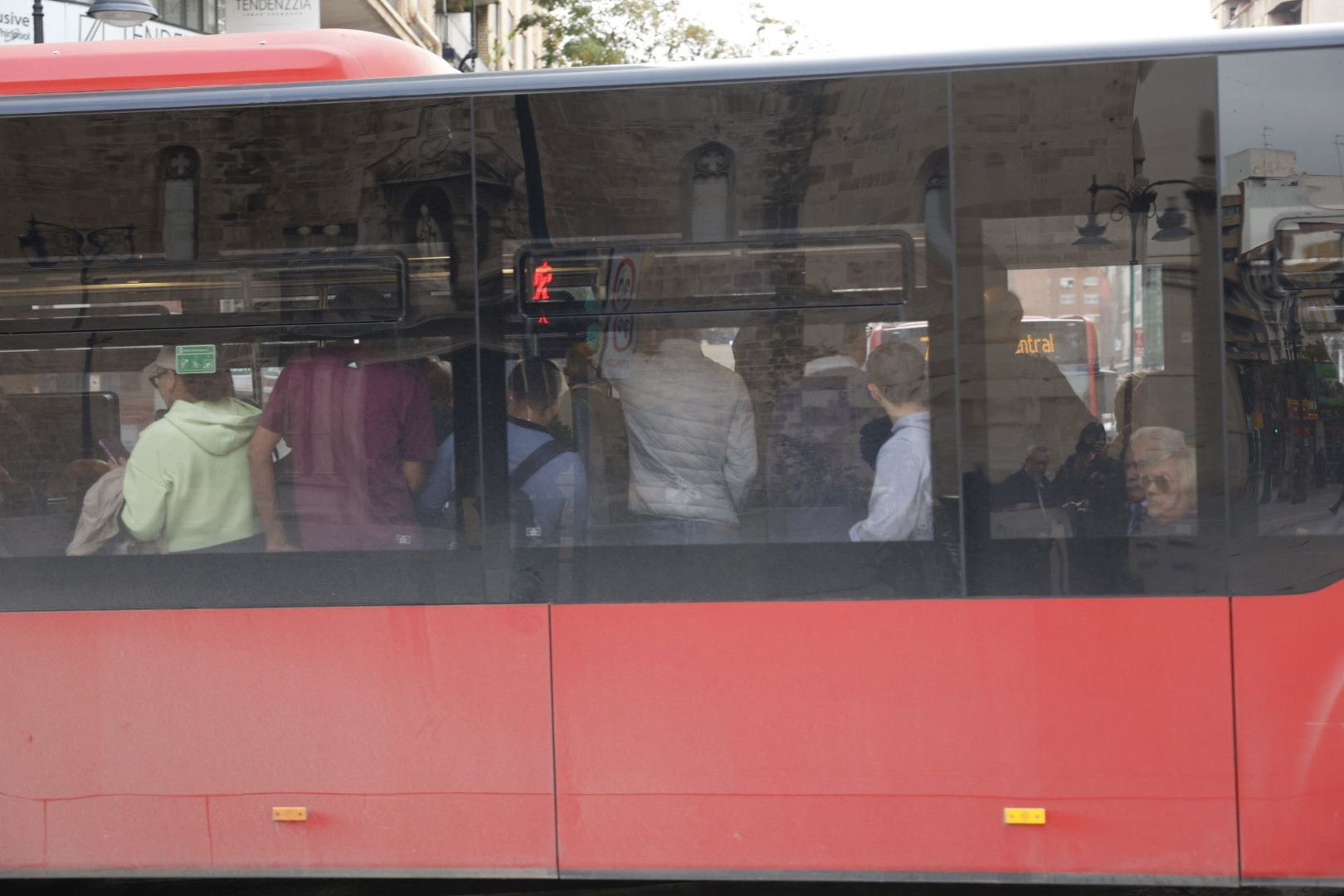 Valencia intenta retomar la normalidad con colas en buses y trenes cancelados