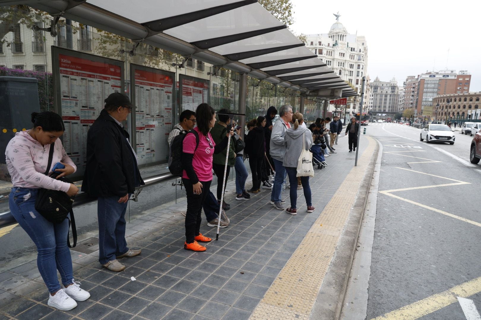 Valencia intenta retomar la normalidad con colas en buses y trenes cancelados