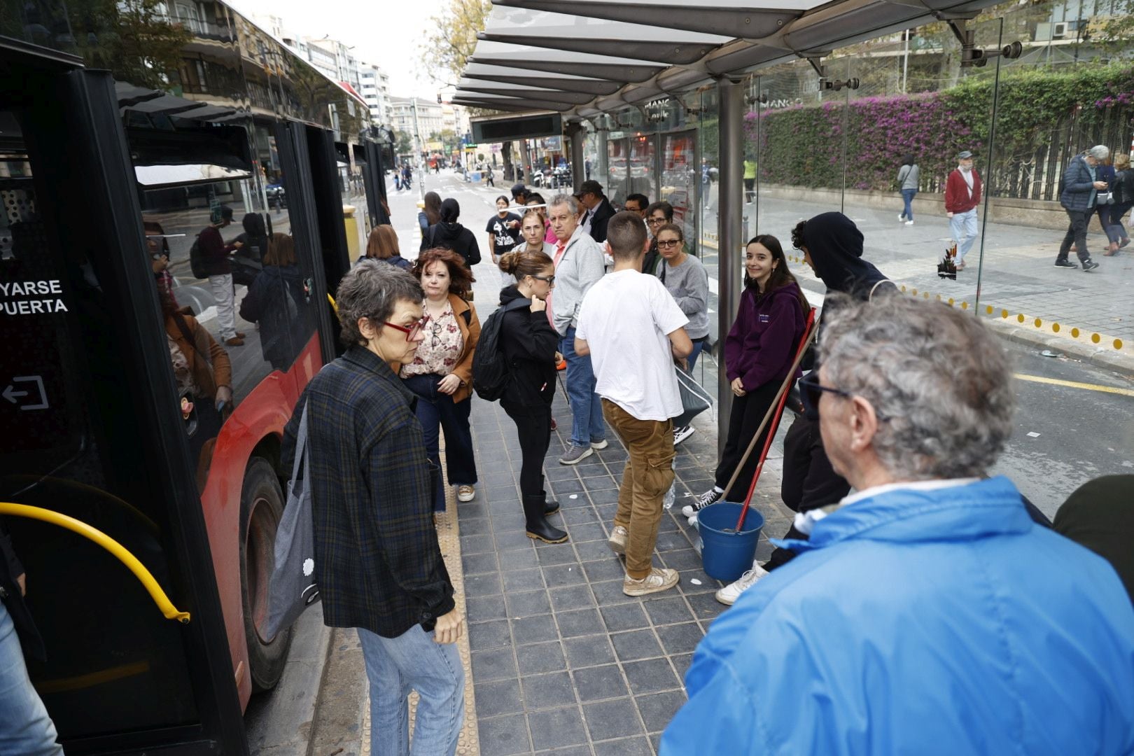 Valencia intenta retomar la normalidad con colas en buses y trenes cancelados