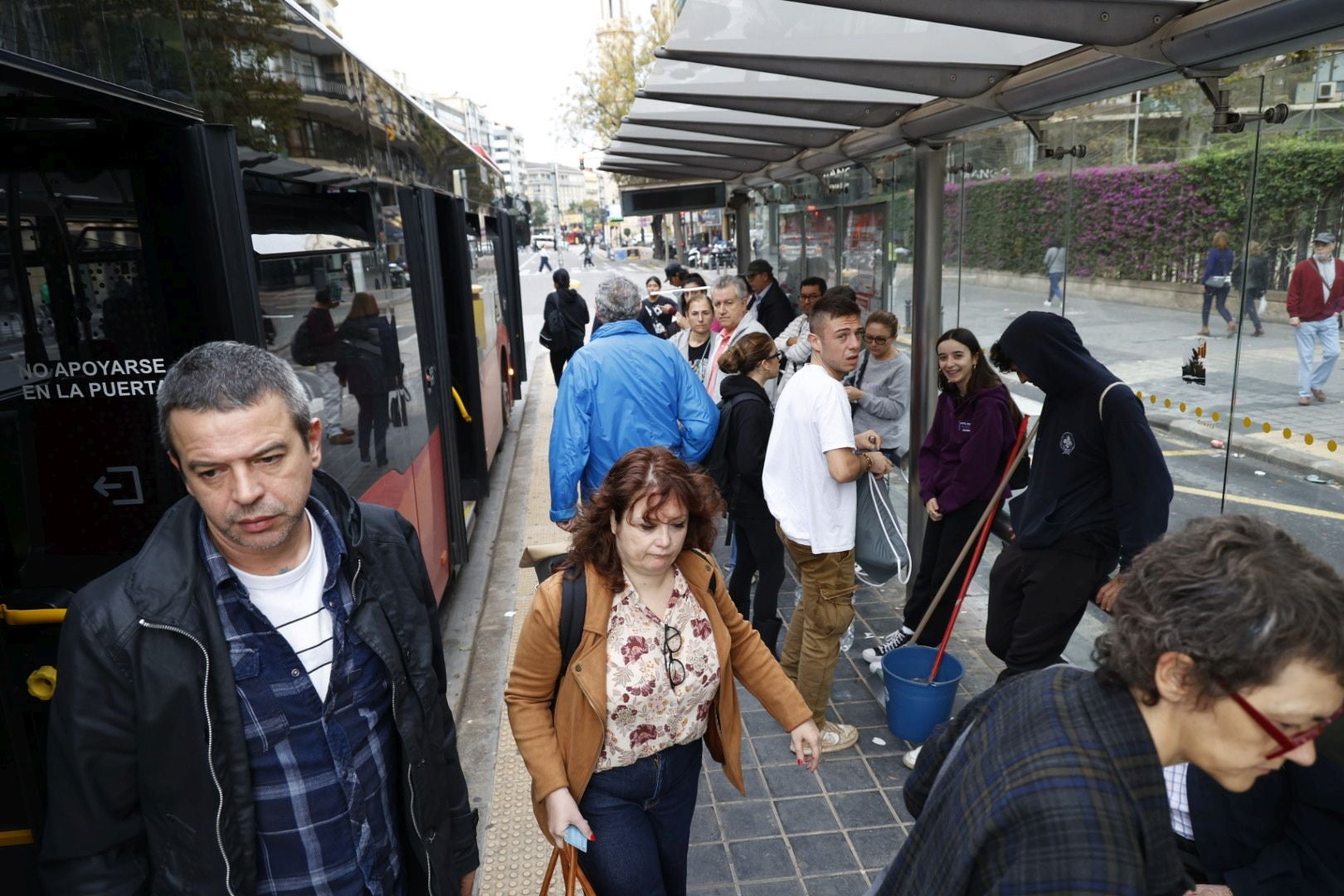 Valencia intenta retomar la normalidad con colas en buses y trenes cancelados