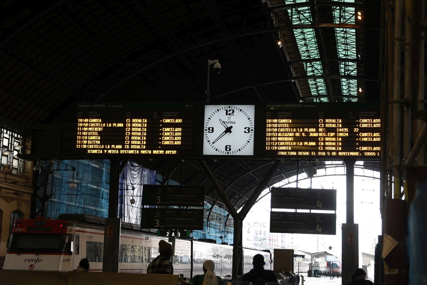 Valencia intenta retomar la normalidad con colas en buses y trenes cancelados