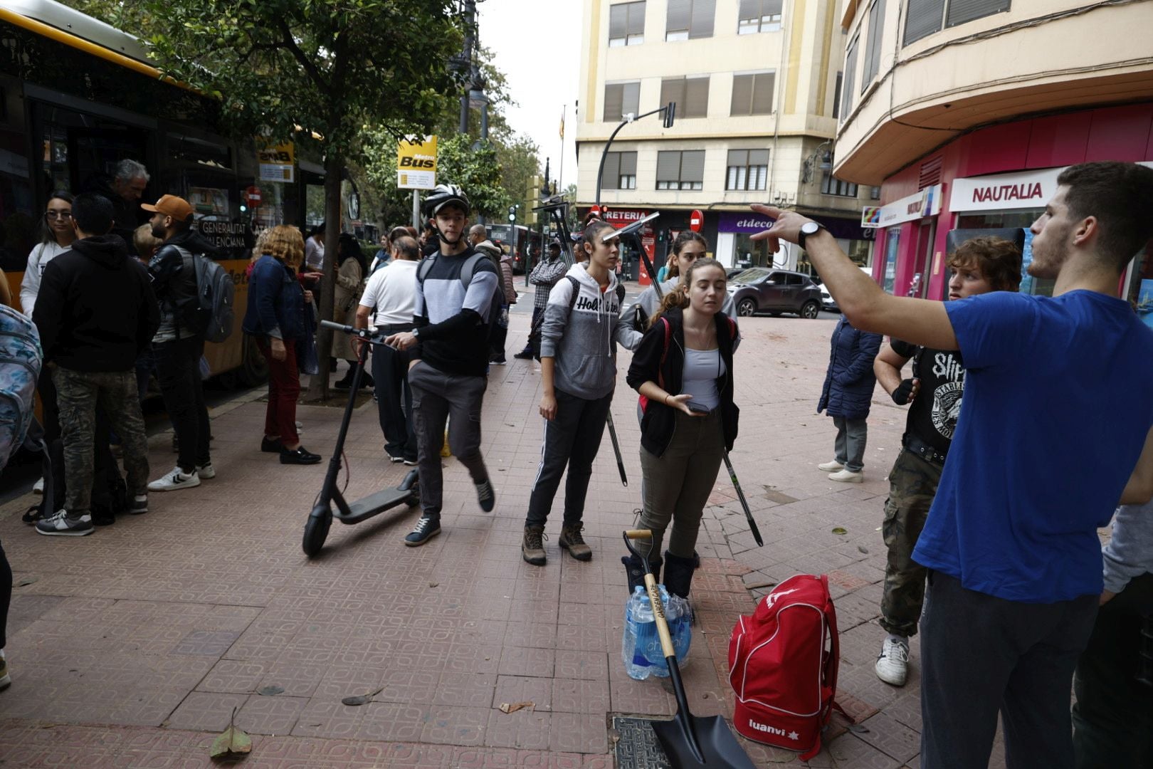 Valencia intenta retomar la normalidad con colas en buses y trenes cancelados