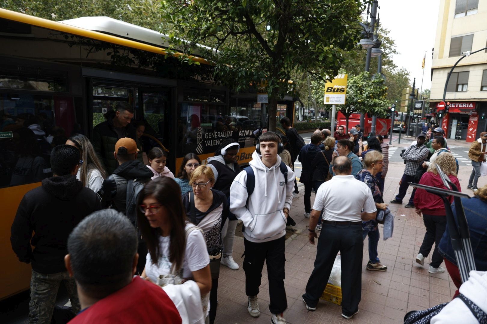 Valencia intenta retomar la normalidad con colas en buses y trenes cancelados