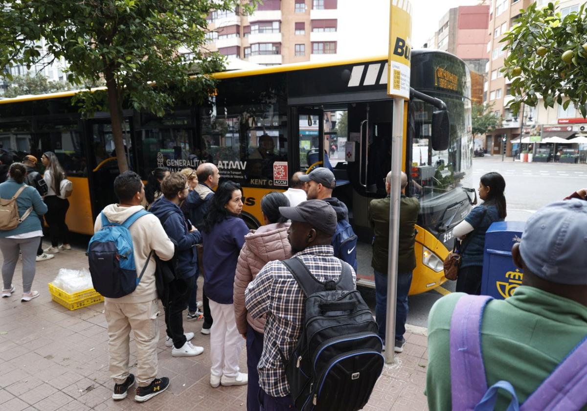 Valencia intenta retomar la normalidad con colas en buses y trenes cancelados