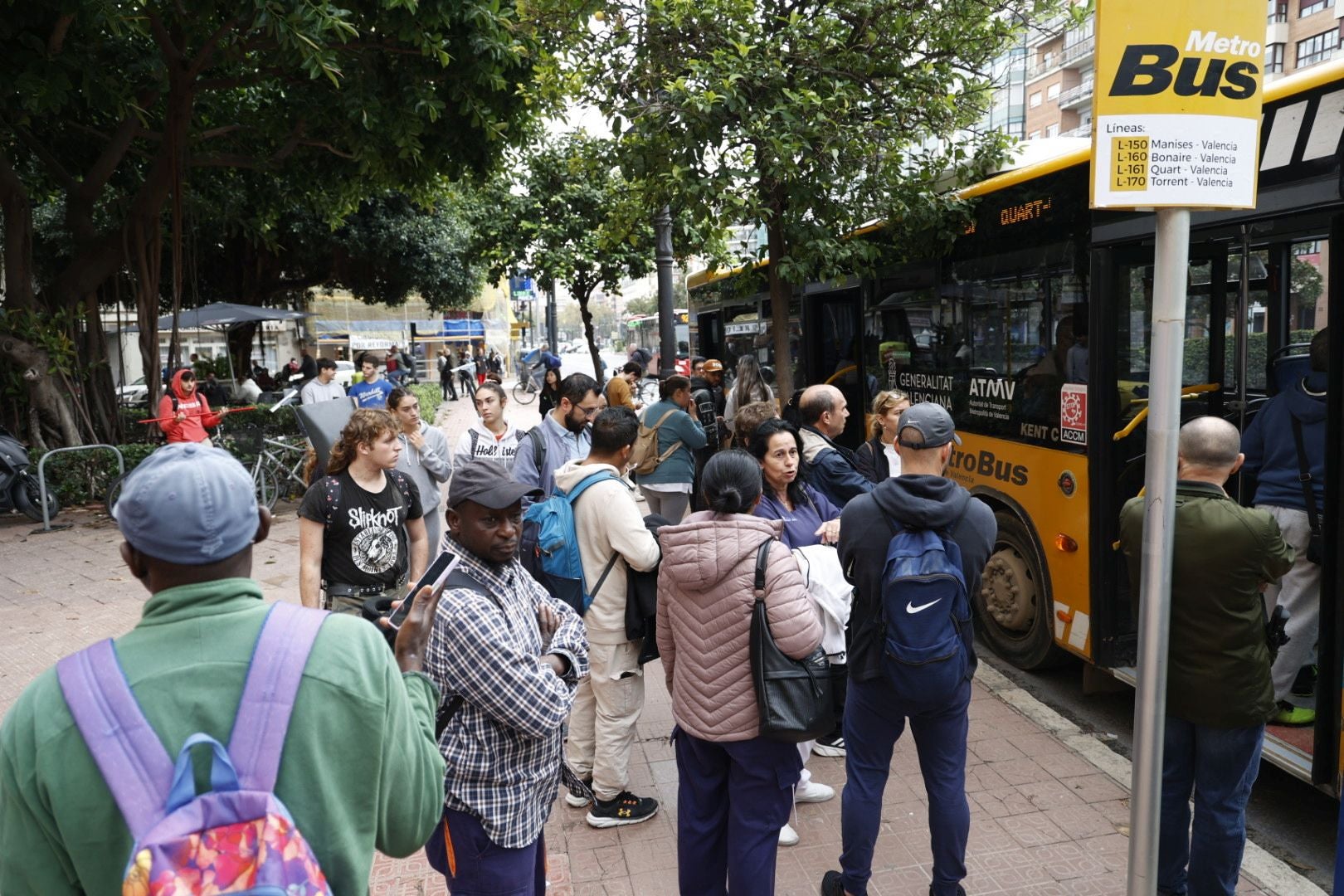 Valencia intenta retomar la normalidad con colas en buses y trenes cancelados