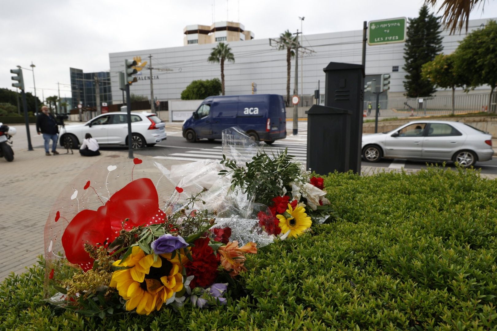 Flores en la morgue de Feria Valencia de los fallecidos por la DANA