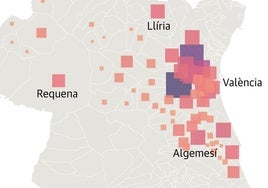 Las calles de Paiporta continúan llenas de lodo y barro.