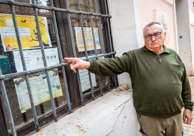 Manuel Molins, señala la lotería del centro.