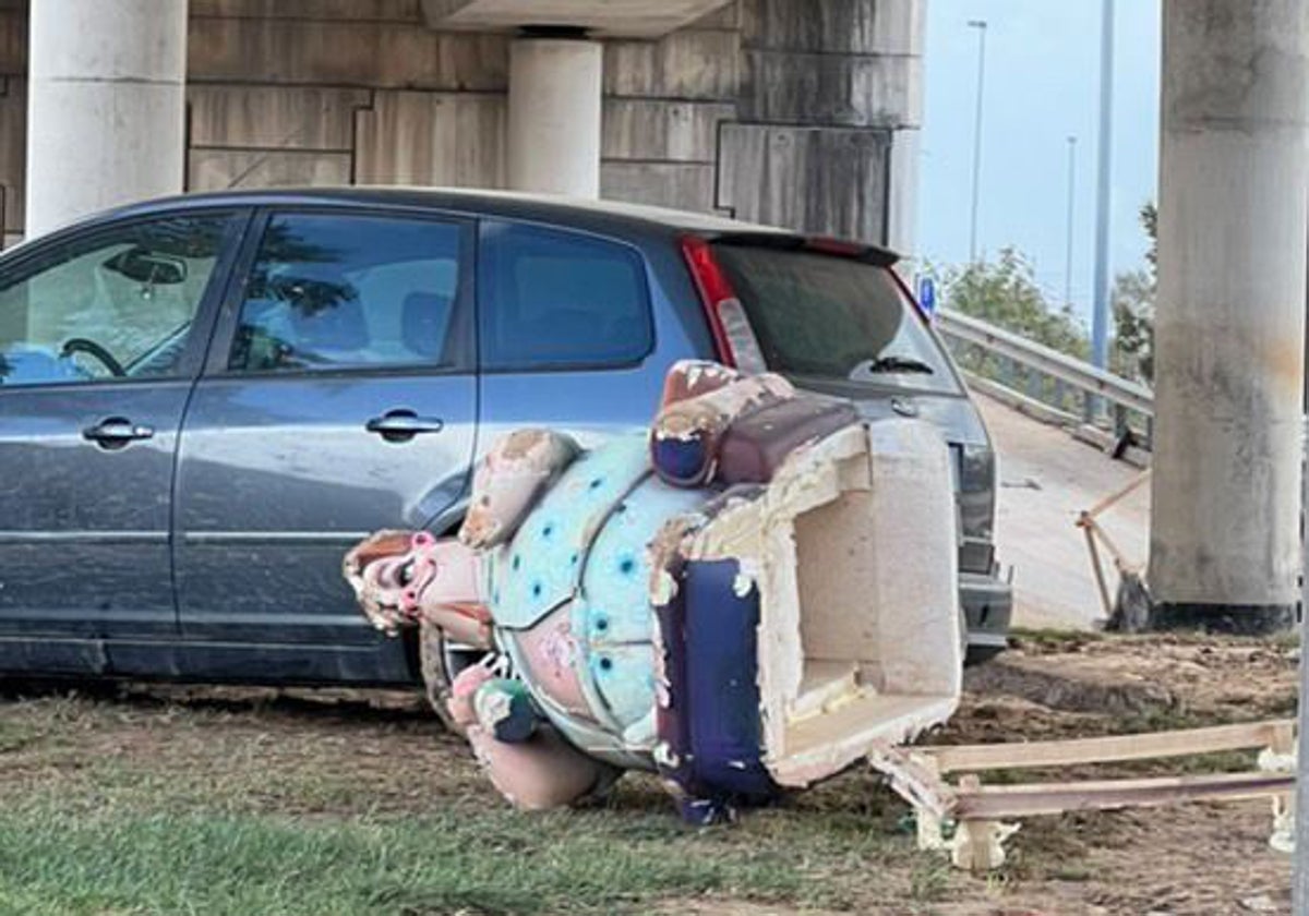 Pieza de la falla de Turís del artista Pedro Santaeulalia, recuperada debajo del puente de acceso a Ikea.