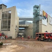 Los buzos tratan de entrar en el parking del centro comercial MN4, que tiene más de 1.600 plazas