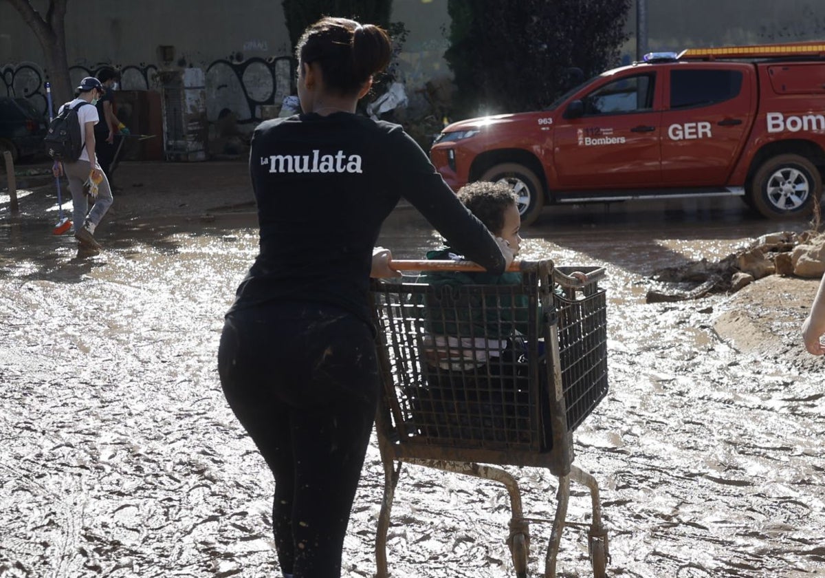 Una mujer con un menor en Massanassa, uno de los municipios afectados.