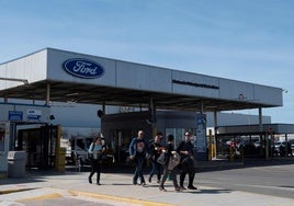 Trabajadores de Ford Almussafes, a las puertas de la fábrica.