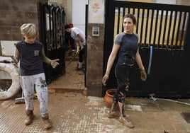 Unai y su madre, Bego, a las puertas de su casa en Sedaví.