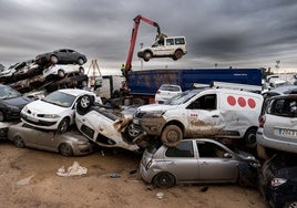 Retirada de coches afectados por la DANA en Paiporta.