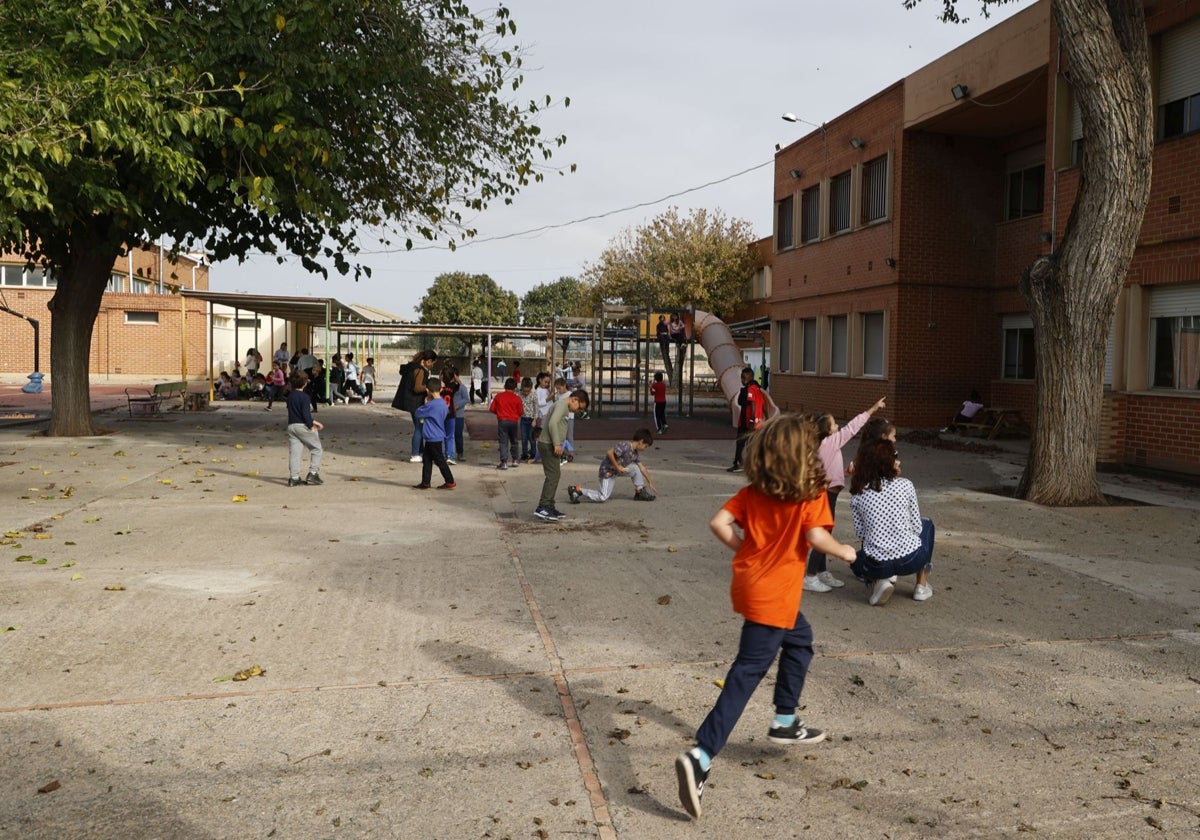 Alumnos en el colegio Castellar Oliveral durante el recreo.