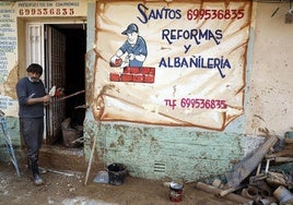 Santos Sánchez, a la puerta de su local en Parque Alcosa, en Alfafar.