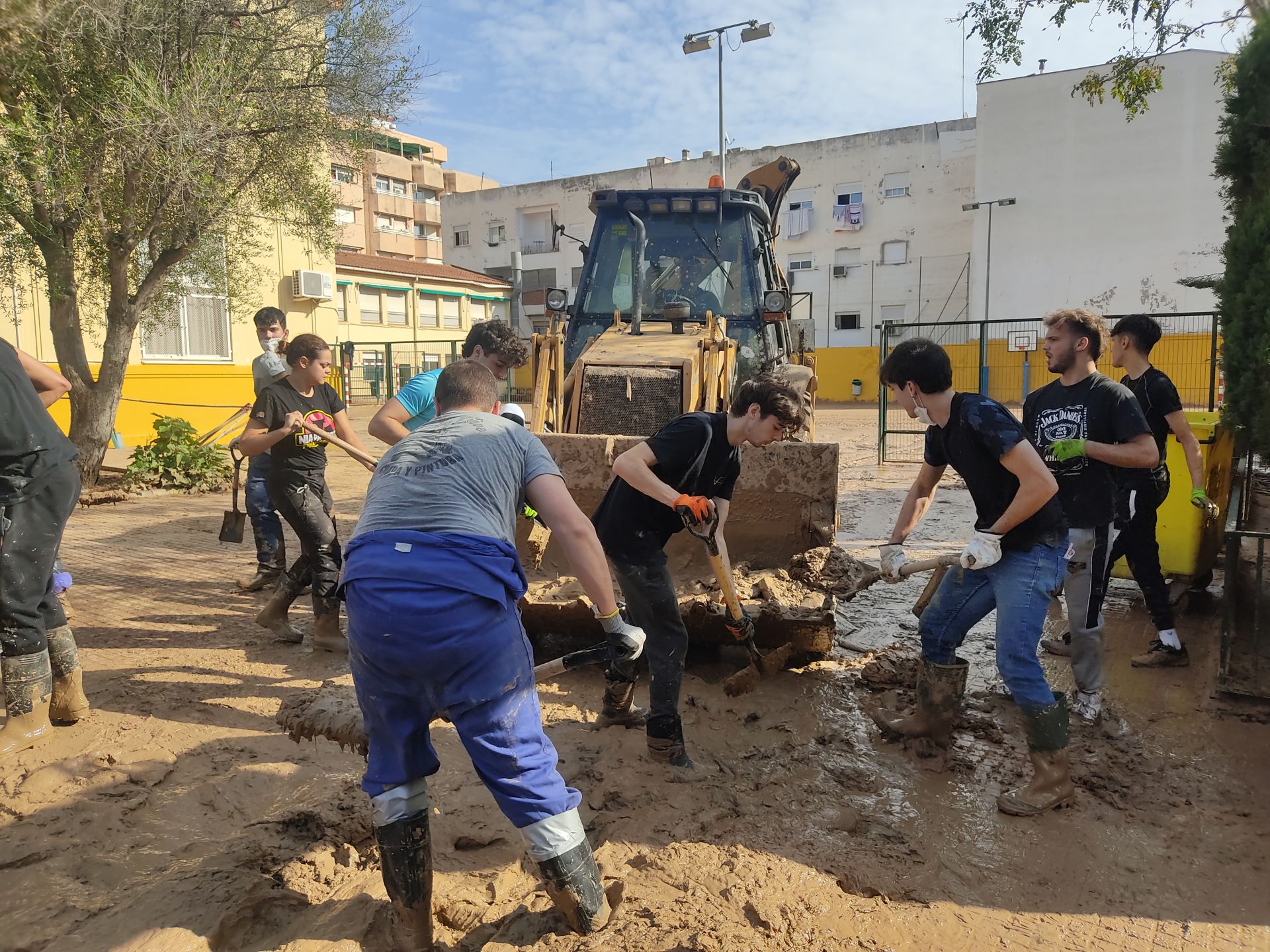 Imagen principal - El Raval, un barrio que los voluntarios intentan rescatar