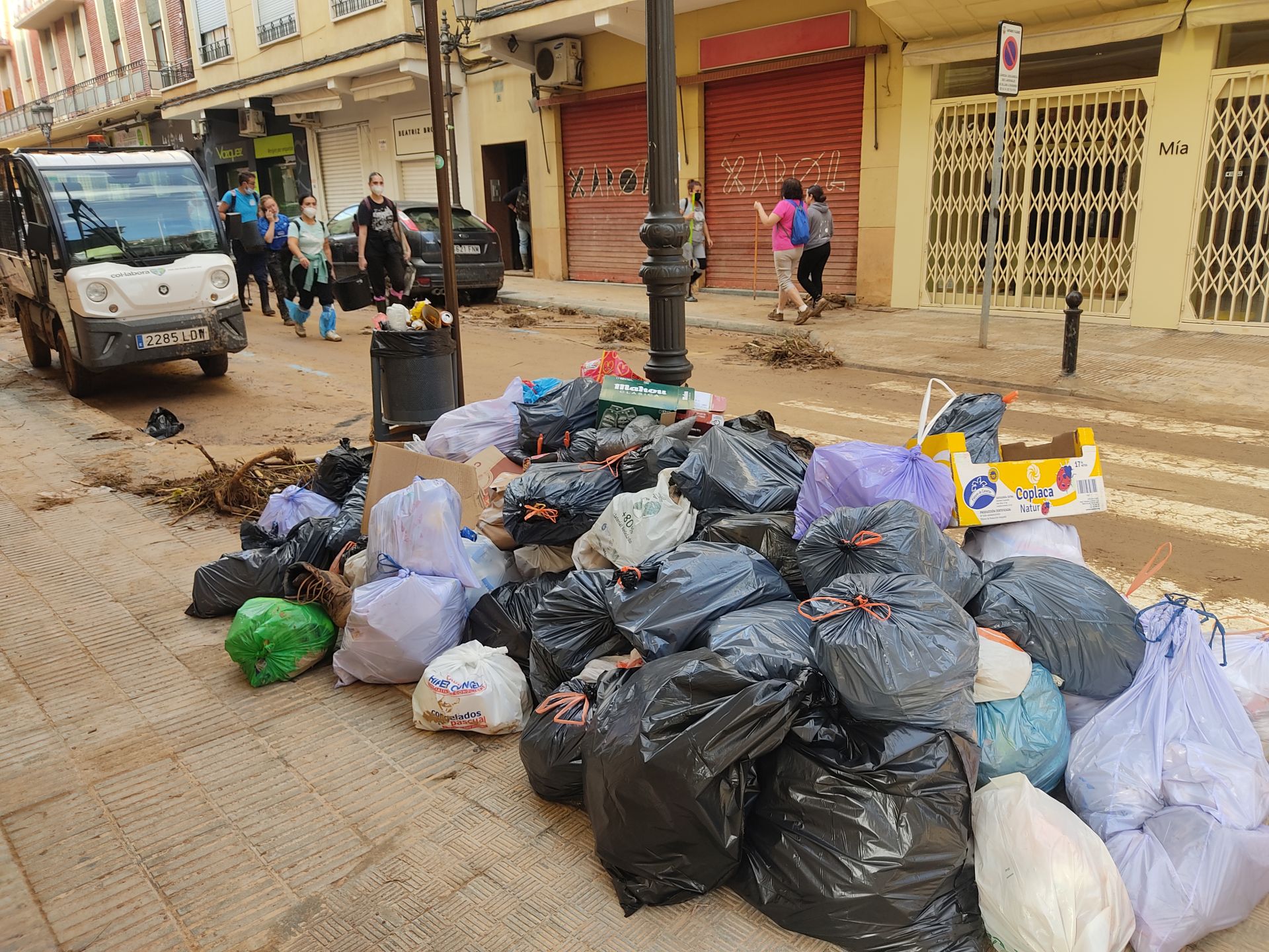 Imagen secundaria 1 - El Raval, un barrio que los voluntarios intentan rescatar