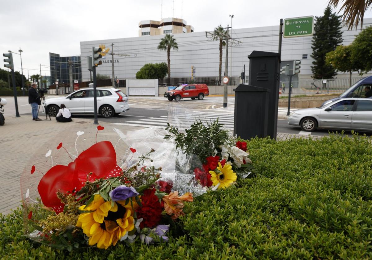 HomenajeFlores depositadas en los accesos a Feria Valencia, adonde se están trasladando a los fallecidos por la riada.