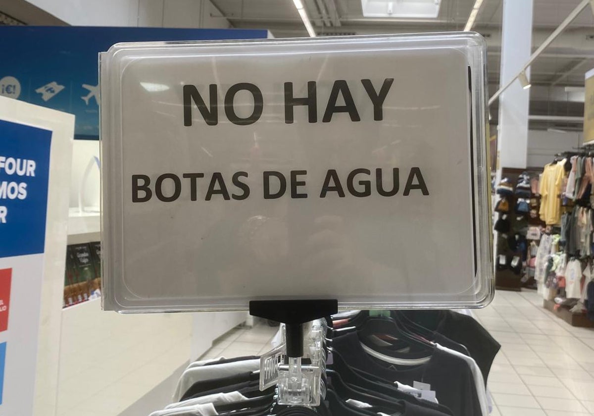 Un cartel advierte a los clientes de un supermercado de Vara de Quart de la escasez de calzado impermeable.